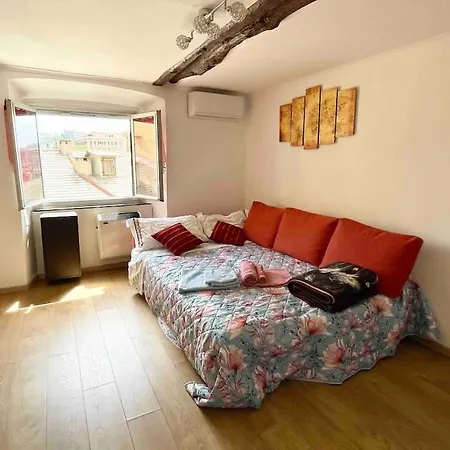 Historic House Close To Station Apartment