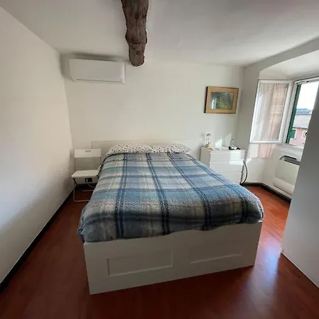 Apartment Historic House Close To Station Genoa
